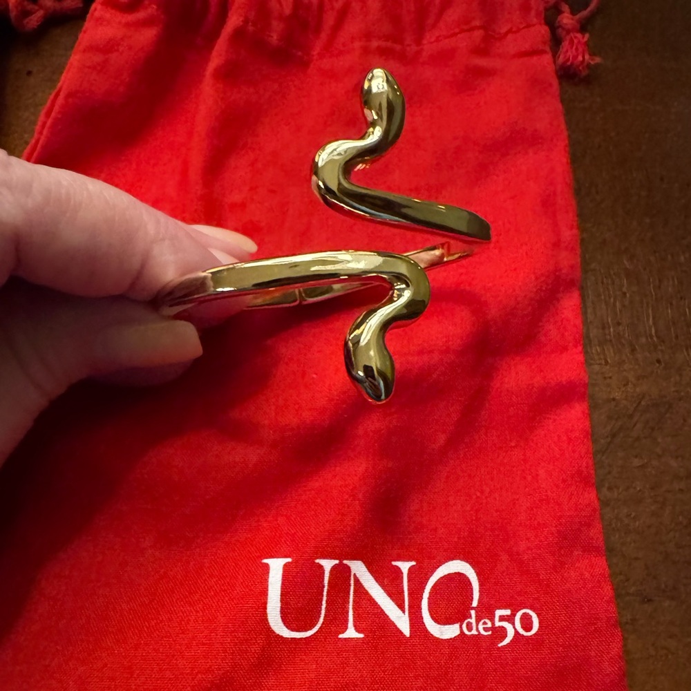 UNO de 50 Gold Snake-Inspired Bracelet